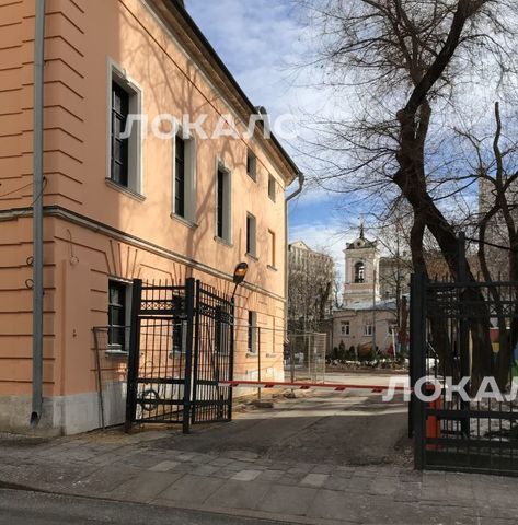 Сдается двухкомнатная квартира на Вознесенский переулок, 16/4, метро Площадь Революции, г. Москва