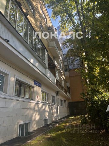 Сдается трехкомнатная квартира на Большой Девятинский переулок, 4, метро Смоленская (Арбатско-Покровская линия), г. Москва