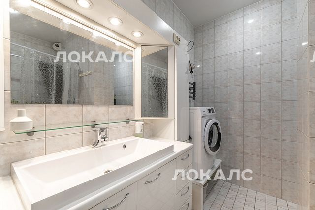 Сдам четырехкомнатную квартиру на г Москва, Кутузовский пр-кт, д 4/2, метро Кутузовская, г. Москва