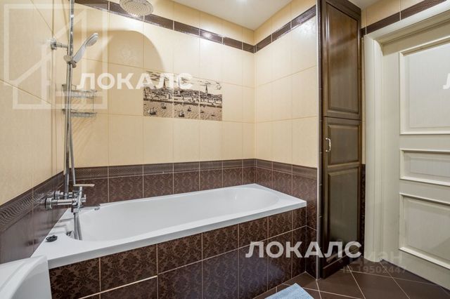 Сдается трехкомнатная квартира на Новорязанская улица, 26С1, метро Комсомольская, г. Москва