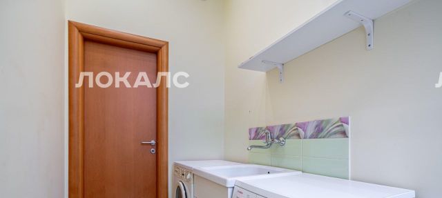 Сдам трехкомнатную квартиру на Хлебный переулок, 2/3С1, метро Александровский сад, г. Москва